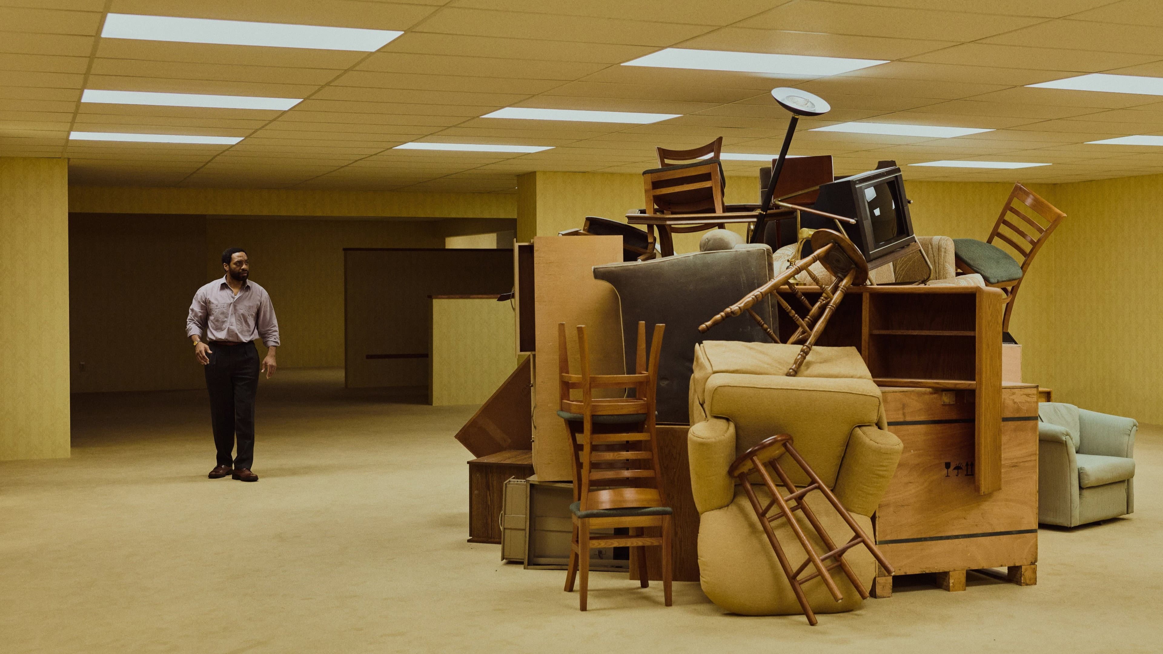 Backdrop do filme: Backrooms: Um Não-Lugar