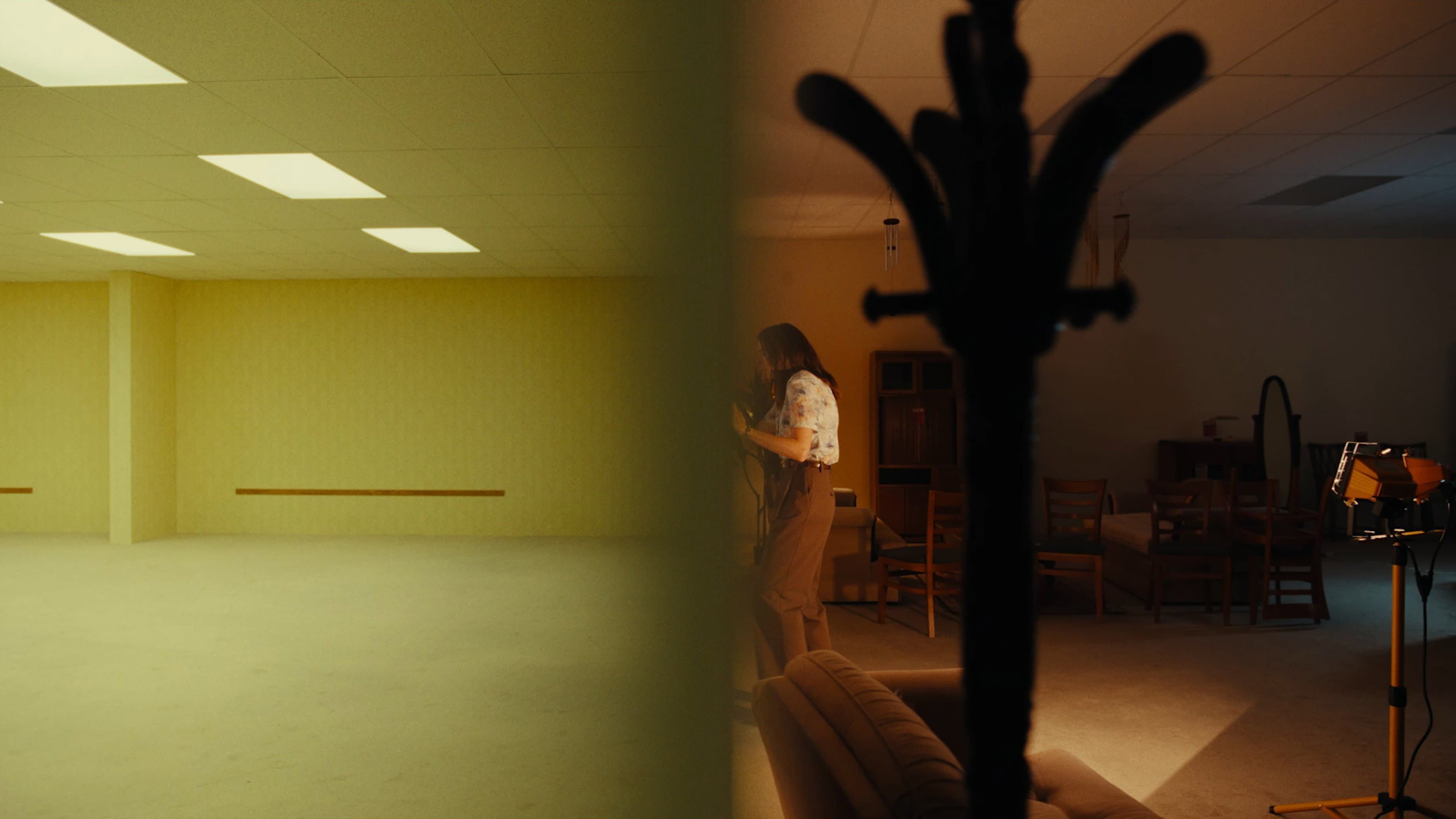 Backdrop do filme: Backrooms: Um Não-Lugar