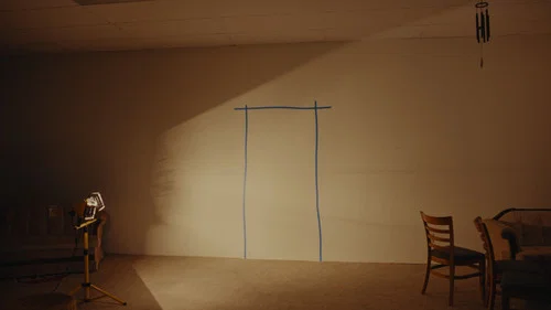 Backdrop do filme: Backrooms: Um Não-Lugar