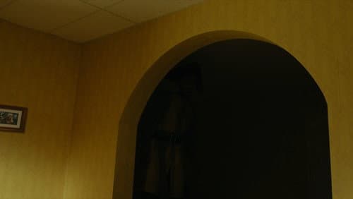 Backdrop do filme: Backrooms: Um Não-Lugar